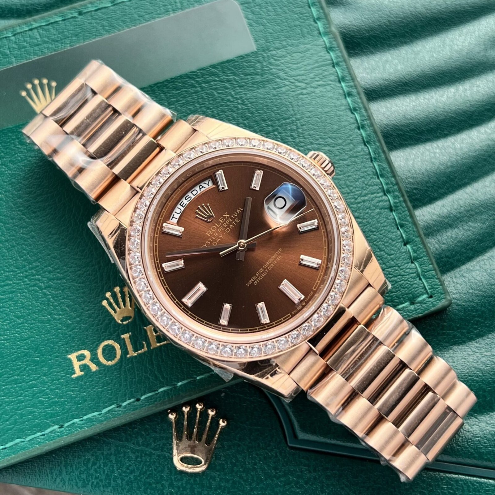 1750588342-143.jpg Rolex Day-Date 228235 RG Plated Chocolate Dial CZ Diamonds 40mm EWF Replica - 图片 1