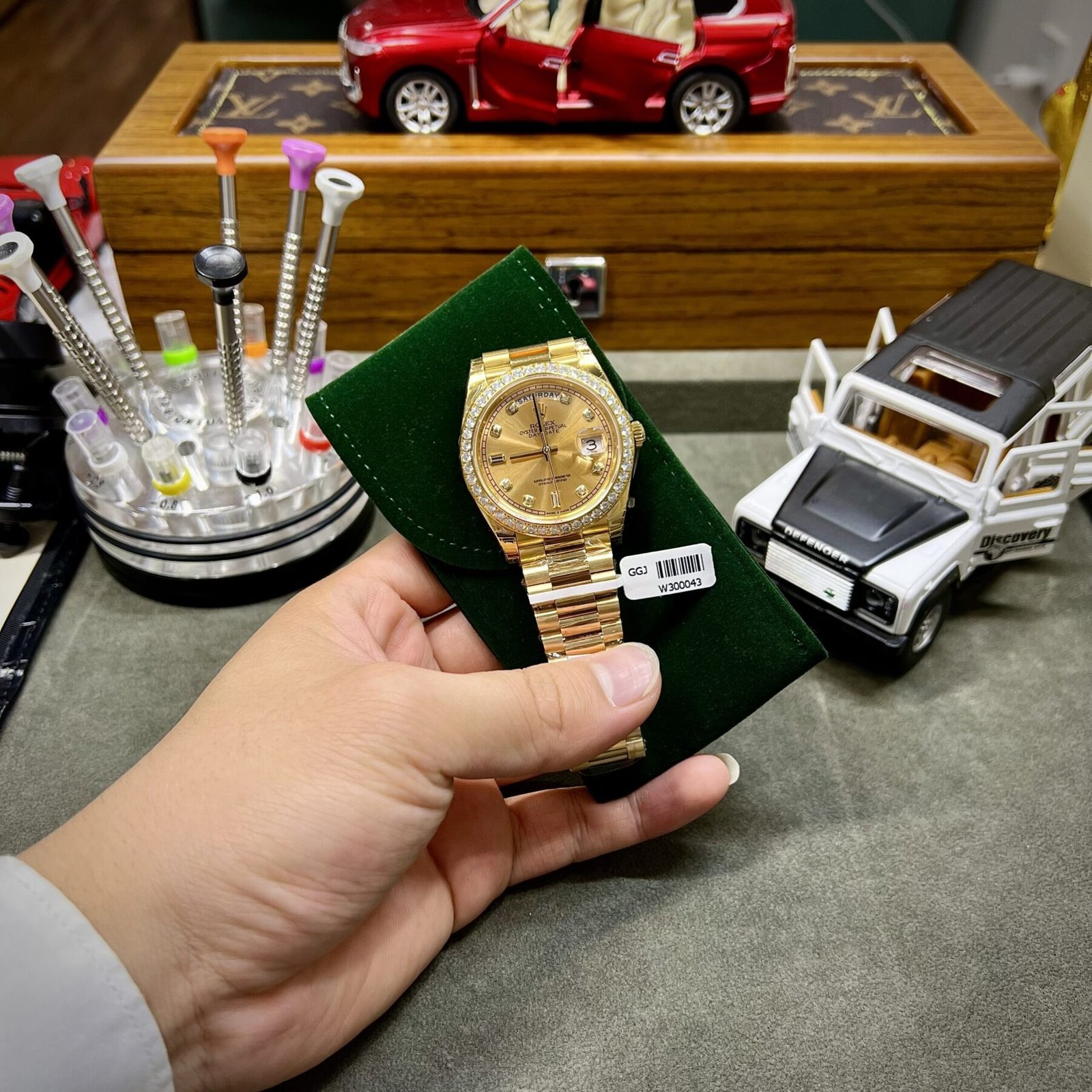 1750588504-205-1-scaled-1.jpg Rolex Day-Date YG Plated Champagne Dial With Diamonds 40mm Super Clone - 图片 1