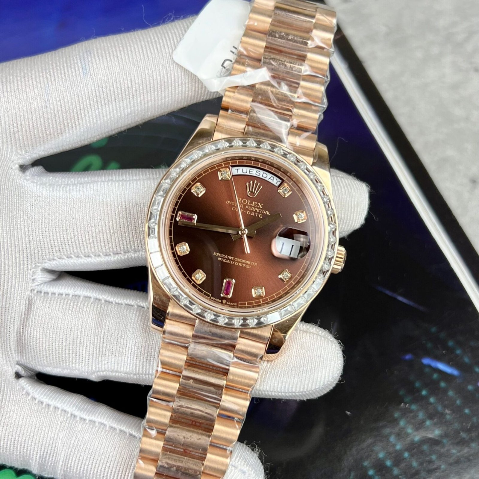 1750588686-273-1.jpg Rolex Day-Date RG Plated Chocolate Dial With Red Diamonds 40mm Super Clone - 图片 1